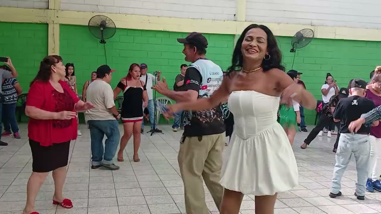 🔴LA CATRACHA LUCE ELEGANTE Y ENCiENDE LA PISTA DE BAILE💃🕺💃🕺