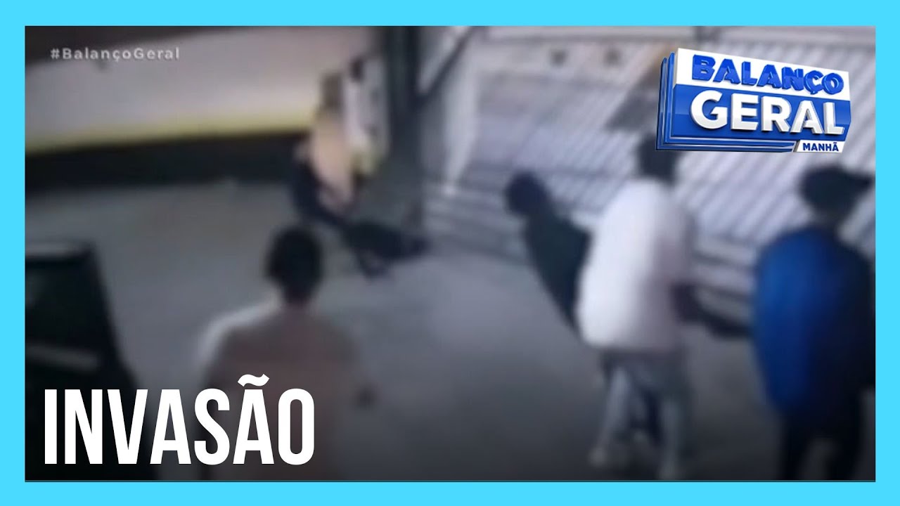 Gangue arromba portão de prédio e rouba carro de luxo