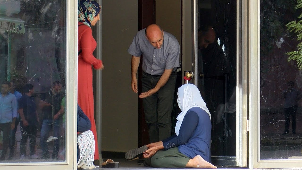 Oğlunun dağa kaçırıldığını söyleyen annenin HDP'deki eylemi sürüyor