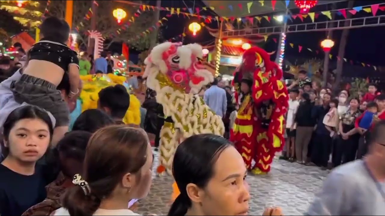 Dinh Sơn Trung múa Lân ngày rằm tháng giêng quá đông vui || anh em tui TV