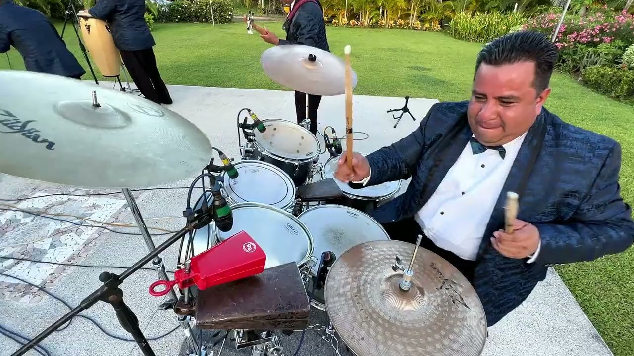 Con Una Lágrima En La Garganta · Grupo Miramar (En Vivo)
