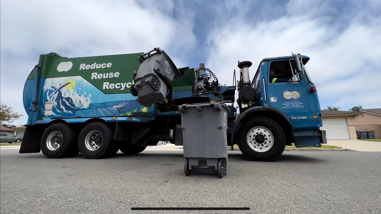 Oxnard Environmental Services: Roaring Autocar WX64 Bridgeport Ranger 06105 (Read Description)