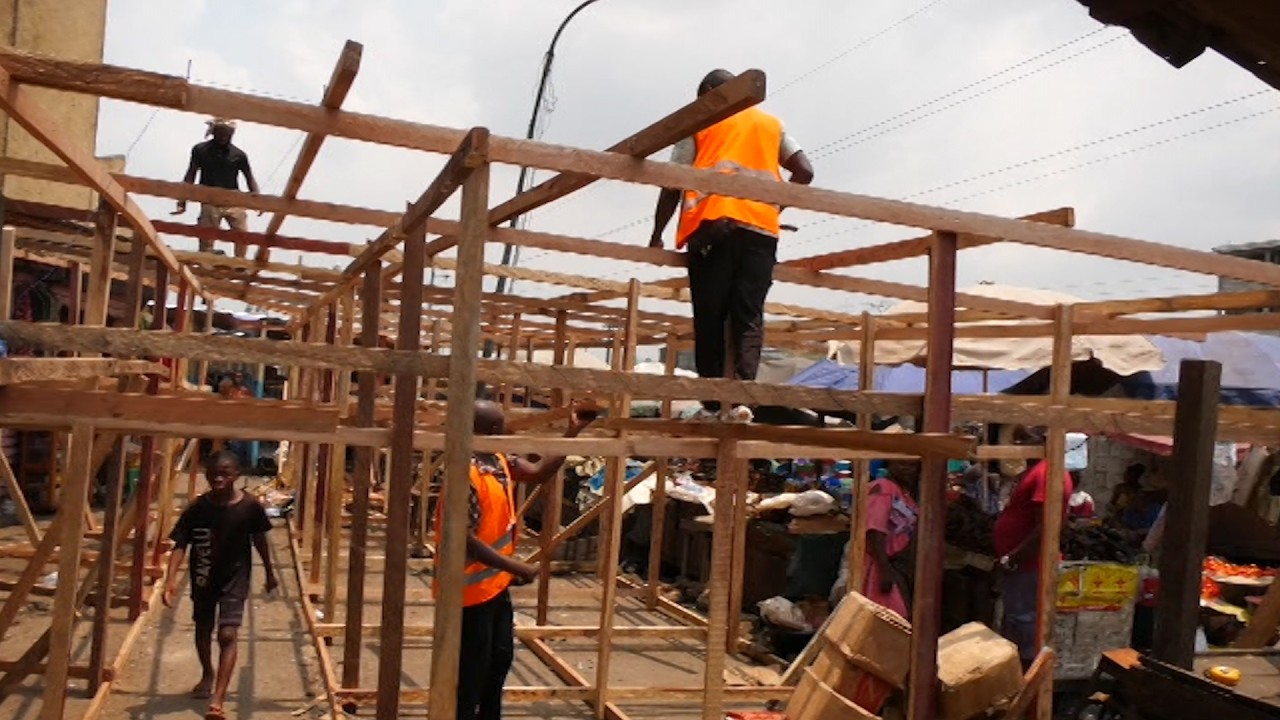 MARCHÉ CENTRAL DE DOUALA : L’INSALUBRITÉ QUI ÉTOUFFE LES PETITES COMMERÇANTES