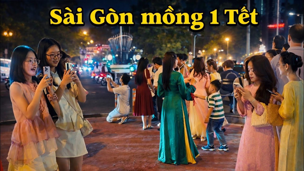 Sài Gòn nhộn nhịp tấp nập tại trung tâm ngày mồng 1 tết..