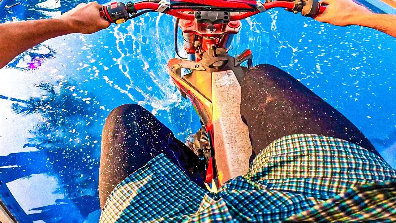 JOGUEI A MOTO DO MEU AMIGO NA PISCINA KKKKKKK
