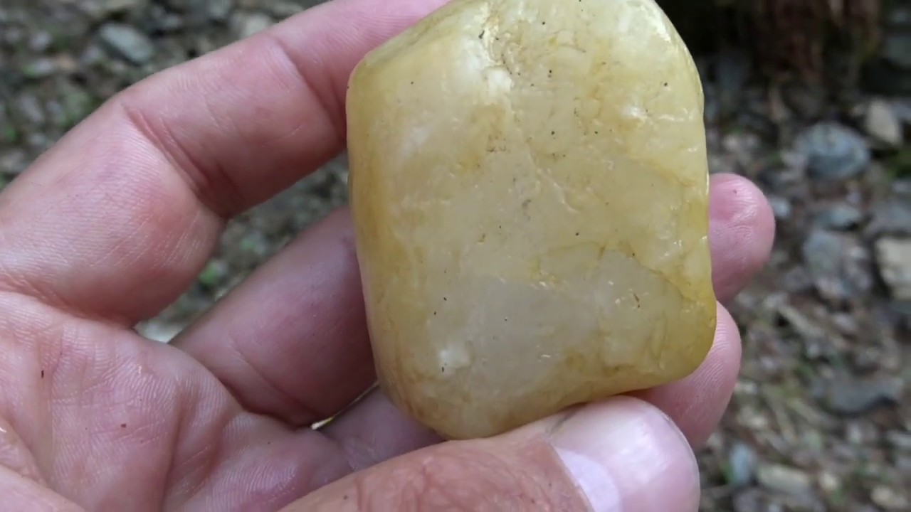 ٣٩٠ - البحث عن الأحجار الكريمة في الوديان ومجاري السيول في المناطق الجبلية