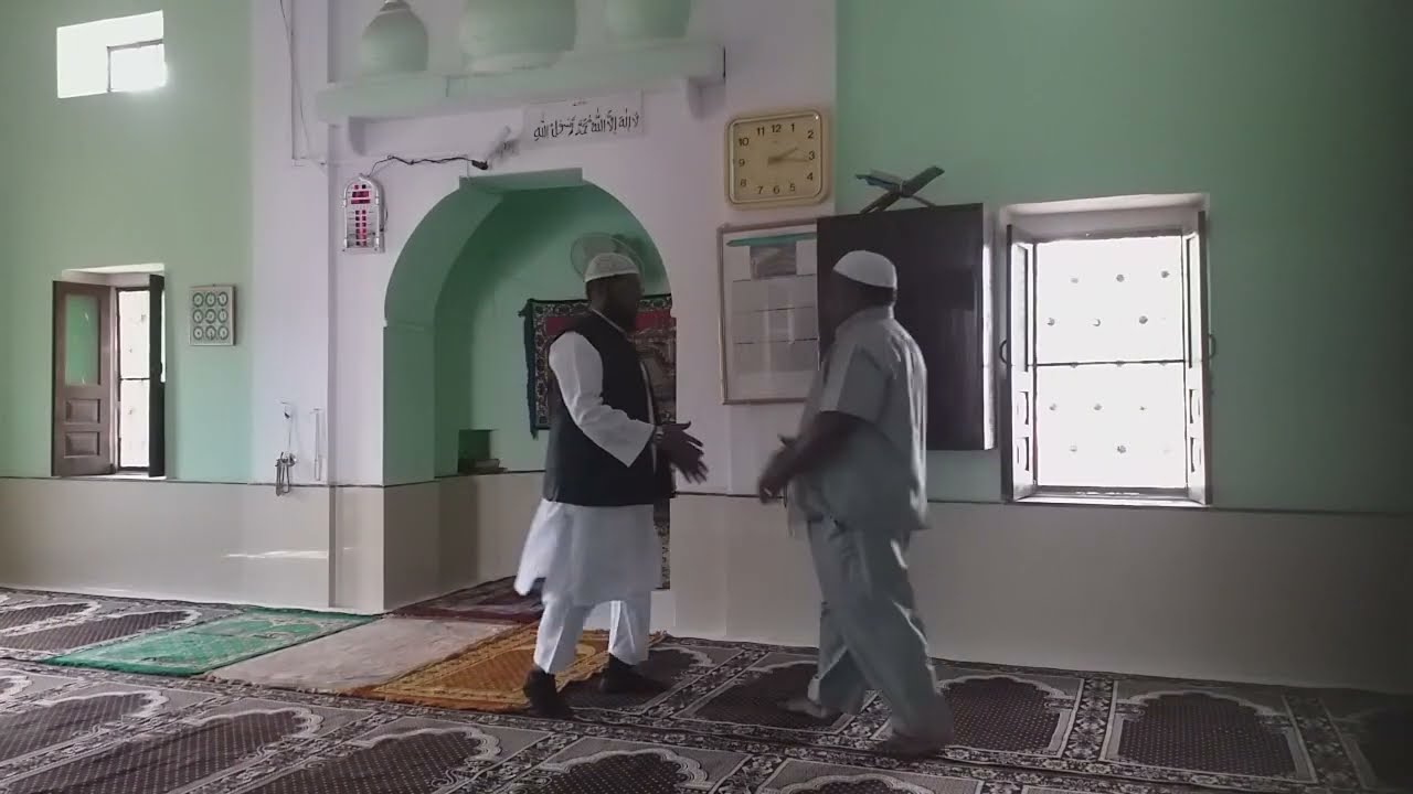 जुमा फर्ज नमाज के बाद सभी लोग सुन्नत पढ़ रहे हैंआप हजरातभी सुन्नत पढ़तेरहे दुआ करकेअल्लाह से मांगे