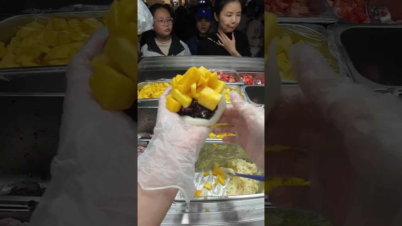 Setting up a stall to sell glutinous rice cakes and earning thousands of yuan per day.的副本