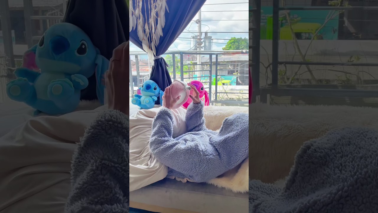 The cutest way to hold your phone! 💖📱 #phoneholder #holder #gadgets #pillowholder