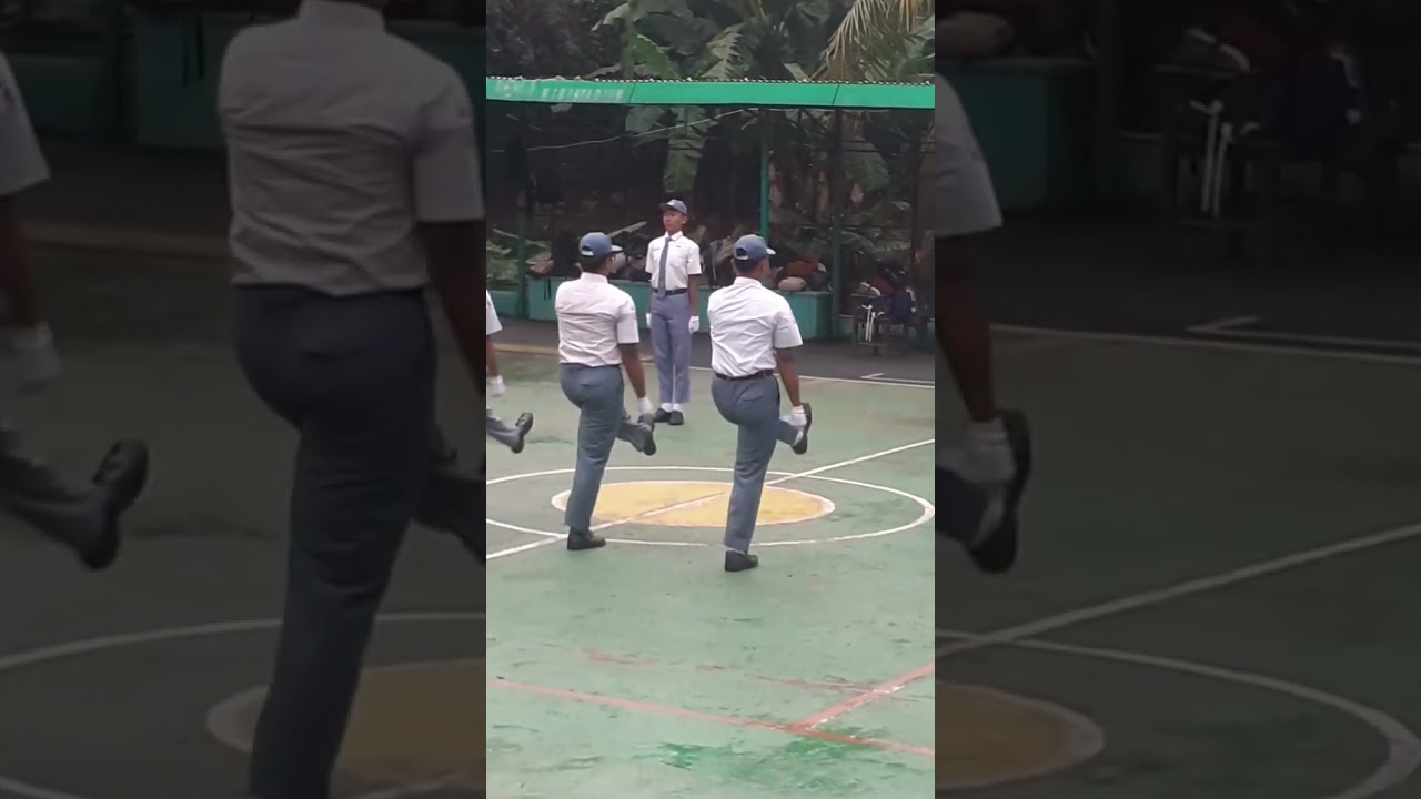 pengibaran bendera oleh paskibra 