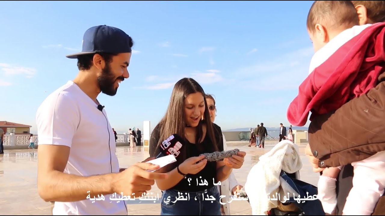 من أمام أكبر مسجد في أوروبا سألنا الأتراك أسئلة وأعطيناهم هدايا مفاجأه