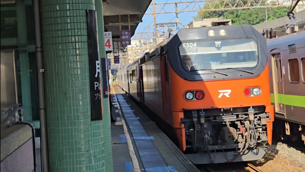 4013次花蓮發車開往北湖的EMU800型八輛二編組EMU819+EMU820微笑號區間快車，和2A次台北發車開往台北的E500型鳴日色金光牌E504+六節三麗鷗家族萌旅號彩繪易遊網環島之星觀光專列