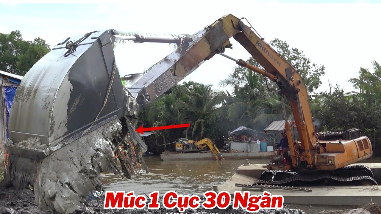 Xe Cuốc CHẾ CẦN,ĐỘ GÀU, Múc Đất Dưới Sông Lên Bờ,Chỉ Toàn Thấy Bọc, Bao, Quần,Áo.