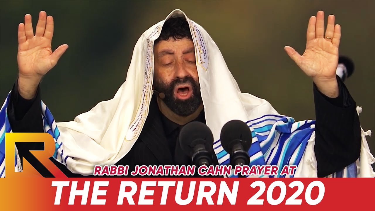 Rabbi Jonathan Cahn praying at the Return 2020