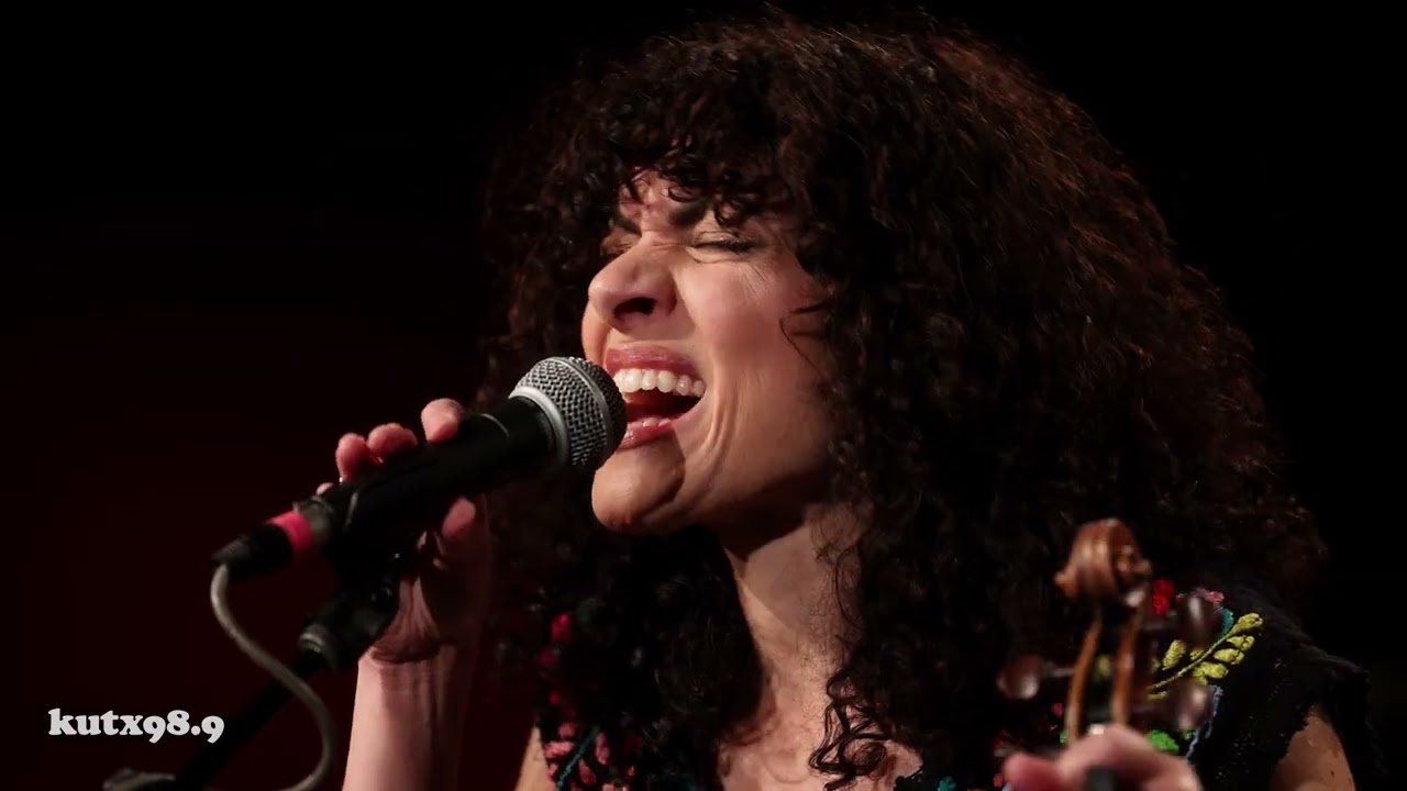 Carrie Rodriguez - &ldquo;Cumbia de la Frontera&rdquo;&ldquo;No Soy de Aqu&iacute;, Ni Soy de All&aacute;&rdquo;&ldquo;Miles Away&rdquo; | KUTX
