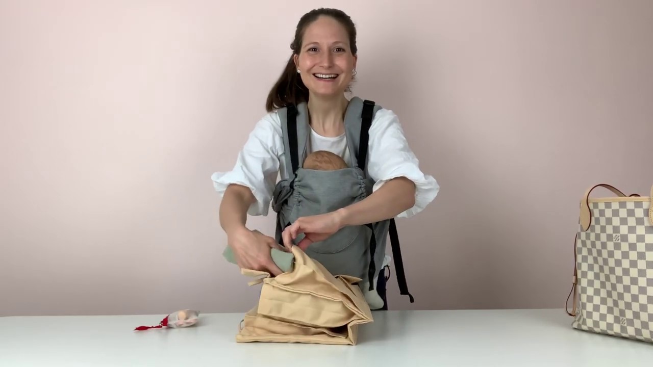 Das erste Mal unterwegs mit Baby - was gehört in die Wickeltasche