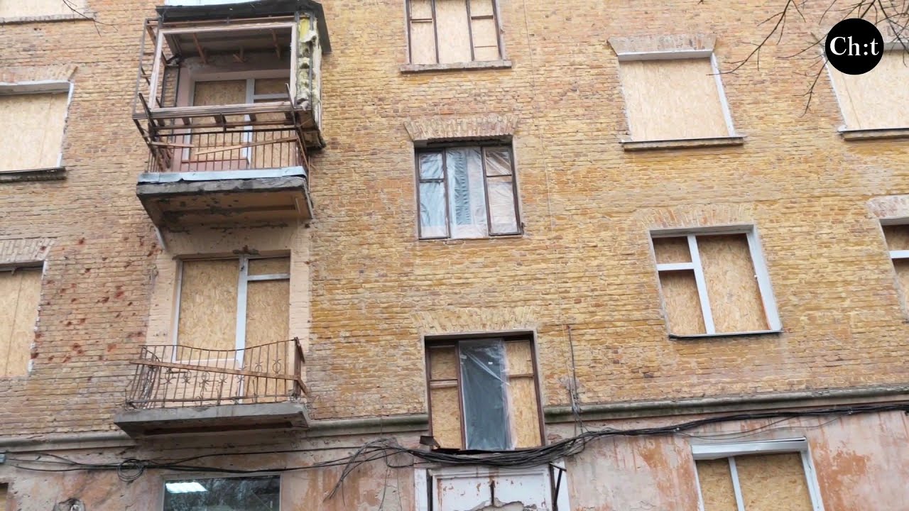 Після удару дрона: як у центрі Чернігова відновлюють багатоповерхівку