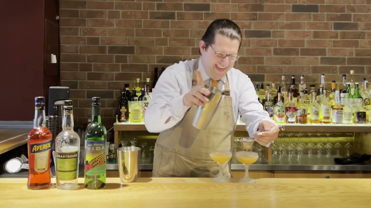 Eine Art Aperol Spritz für Mezcal Freunde: Der NAKED & FAMOUS Cocktail - das Beste aus zwei Welten.