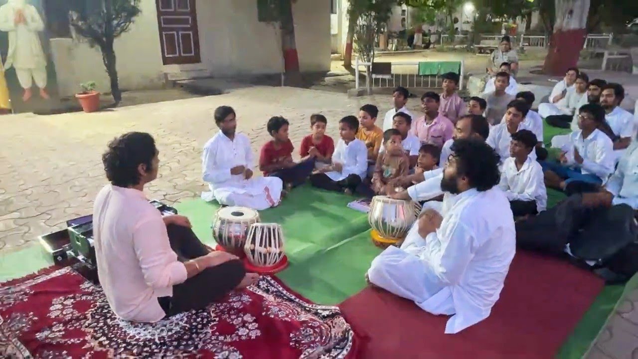 सदगुरु कबीर गुरुकुल गुजरखेड़ी में उदित मुनीनाम साहेब जी के सानिध्य में बच्चे भजनों का अभ्यास करते हुए