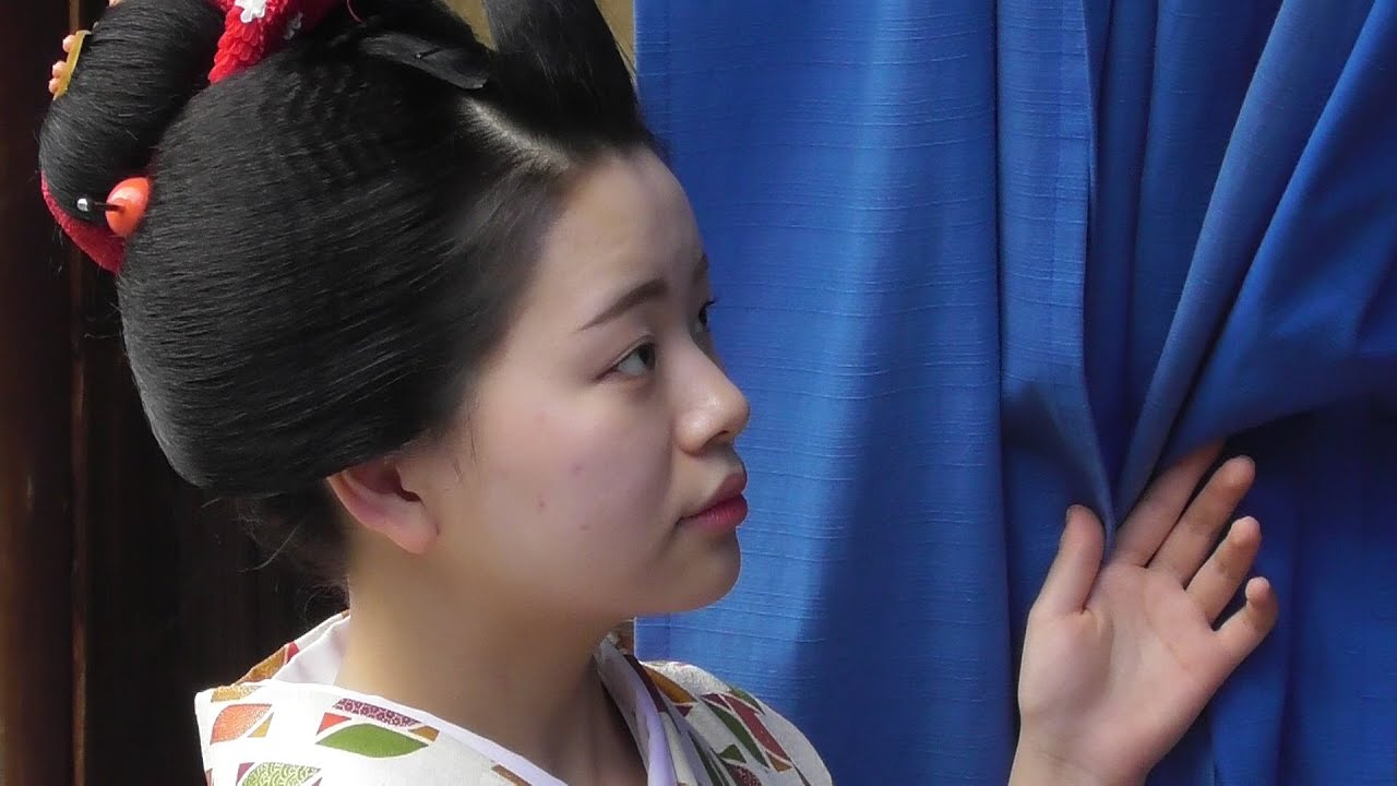 京都・祇園　置屋「亻（にんべん）」の「まめ彩さん（芸妓）」の襟替えのお手伝いに来られた置屋「大ヌイ」の舞妓・豆季依（まめきよ）さん　Maiko Mamekiyo, Gion, Kyoto