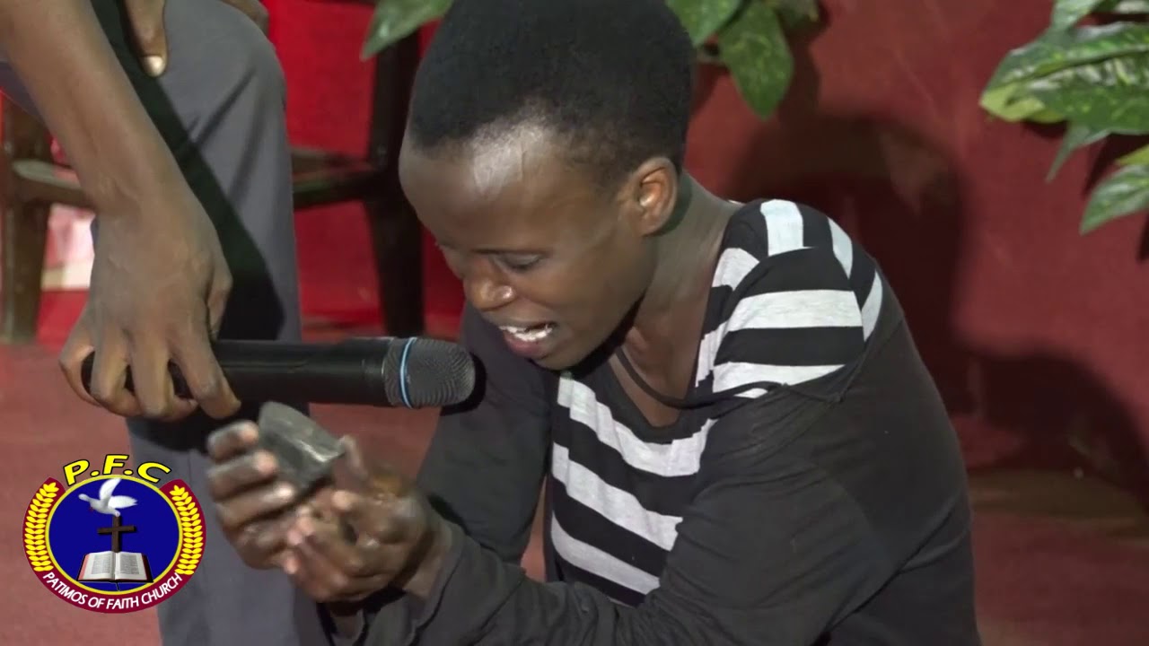 Pastor Bosco yahanganye na dayimoni iteza umugore kurya akadobo k'amakara