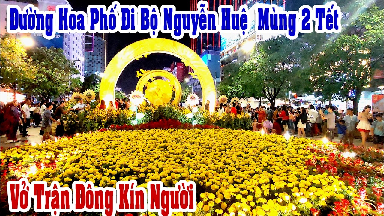 Đường Hoa Nguyễn Huệ Mùng 2 Tết Bị Bao Vây Bởi Dòng Người Đổ Về