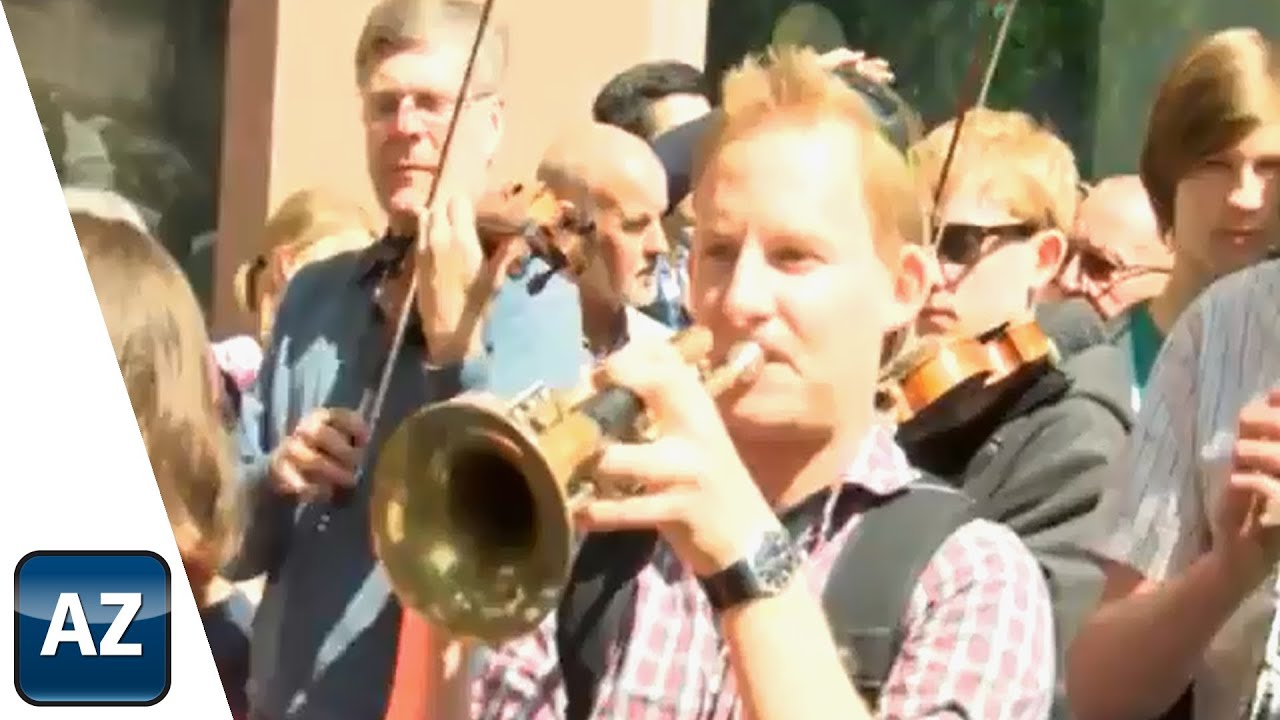 Orchester-Flashmob auf dem Wochenmarkt