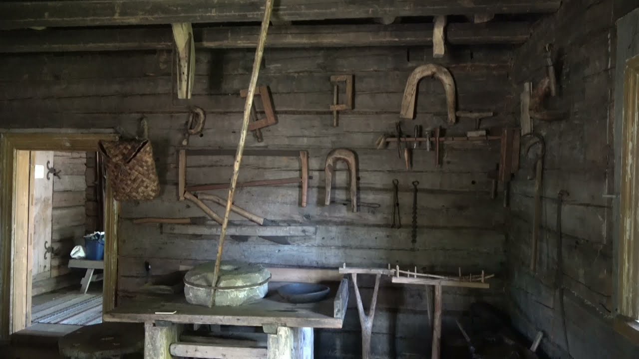 Kemin historiallisen museon Yli-Jaakheikin savupirtti Kemin Meripuistossa