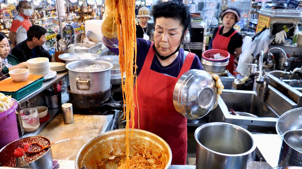 ”그만 주셔도 되요~“ 못먹을 만큼 퍼줘서 유명한 국수집! 비빔국수, 잔치국수, 쫄면 Korean Spicy Noodles, korean street food