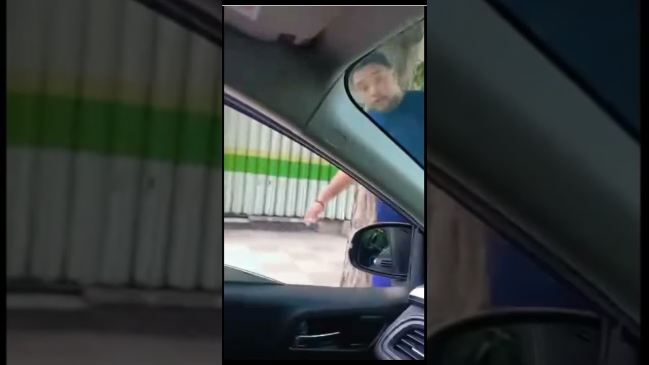 Detik detik Preman Ancam Pengendara Mobil Saat Parkir di Surabaya. Ajak Duel Malah Ngacir