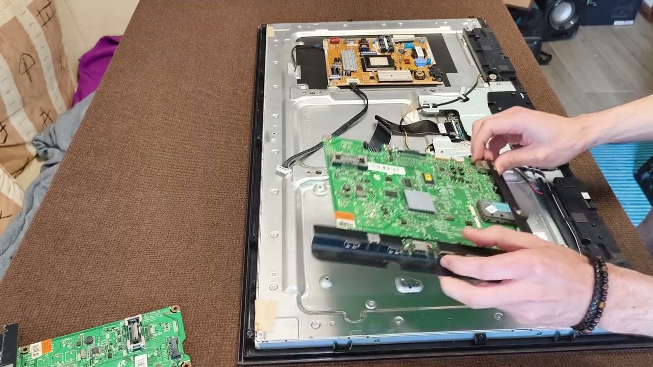 #36 - TV Samsung UE32D5000 | Always Rebooting...