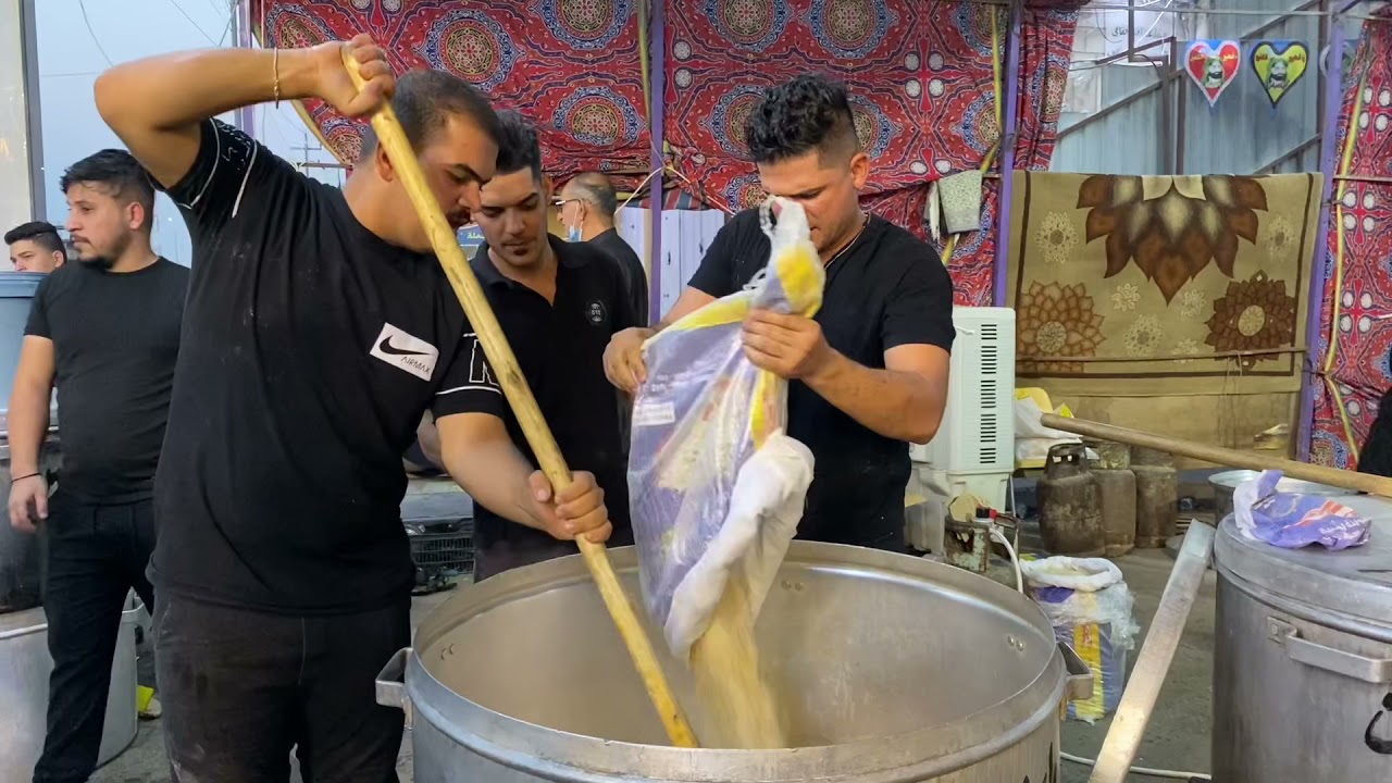 اليوم الثاني من محرم الحرام توزيع وجبة الغداء في رابطة خدام الحسين البصرة الجمهورية لمدة عشرة ايام