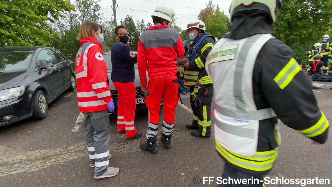 Grossübung in Schwerin von Feuerwehr, DRK, THW, Hundestaffel