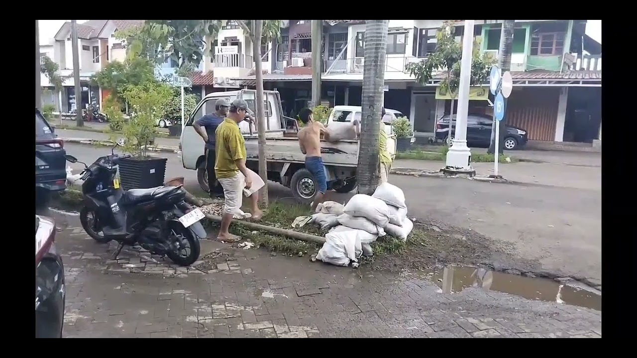 Pengerukan Saluran Air Depan Ruko RW013 Jatibening Estate Bekasi (Part2). 29 Januari 2026.