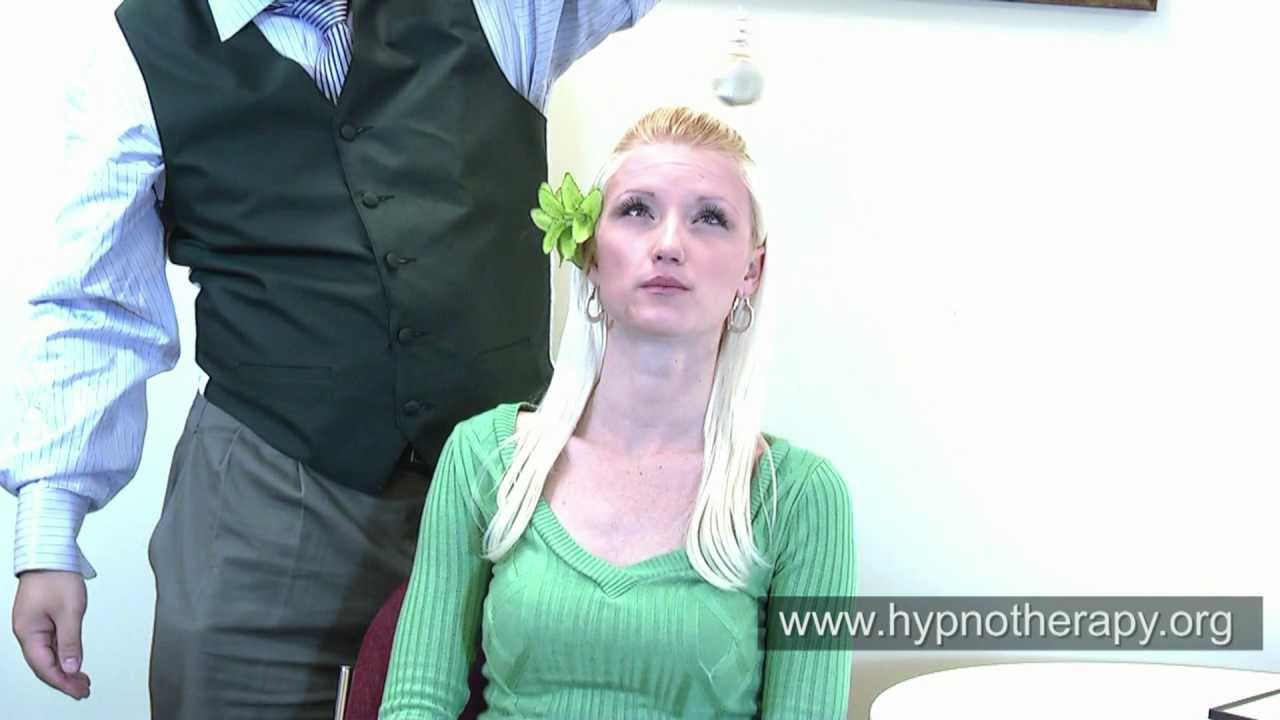 Как загипнотизировать девушек с помощью карманных часов