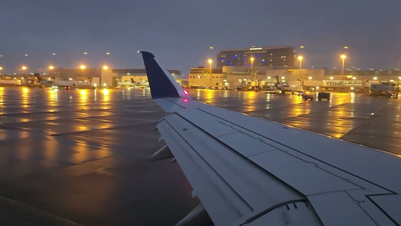 Delta Connection E175 Early Morning Landing in Minneapolis 