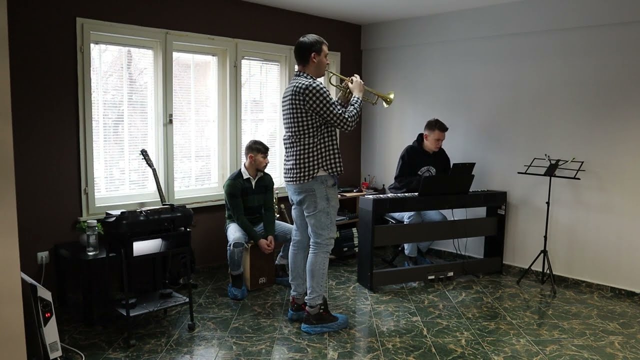 Клавирна разходка, с брас изненади и перкусионни закачки