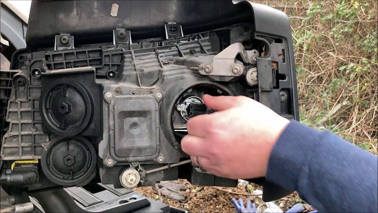 Changing  a next-gen Scania headlight bulb