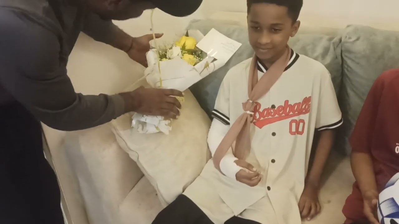 طاقم اكاديمية الاسطورة يقوم بزيارة الاعب سيف المزروعي بعد تعرضة الإصابة خارج نطاق الاكاديمية.