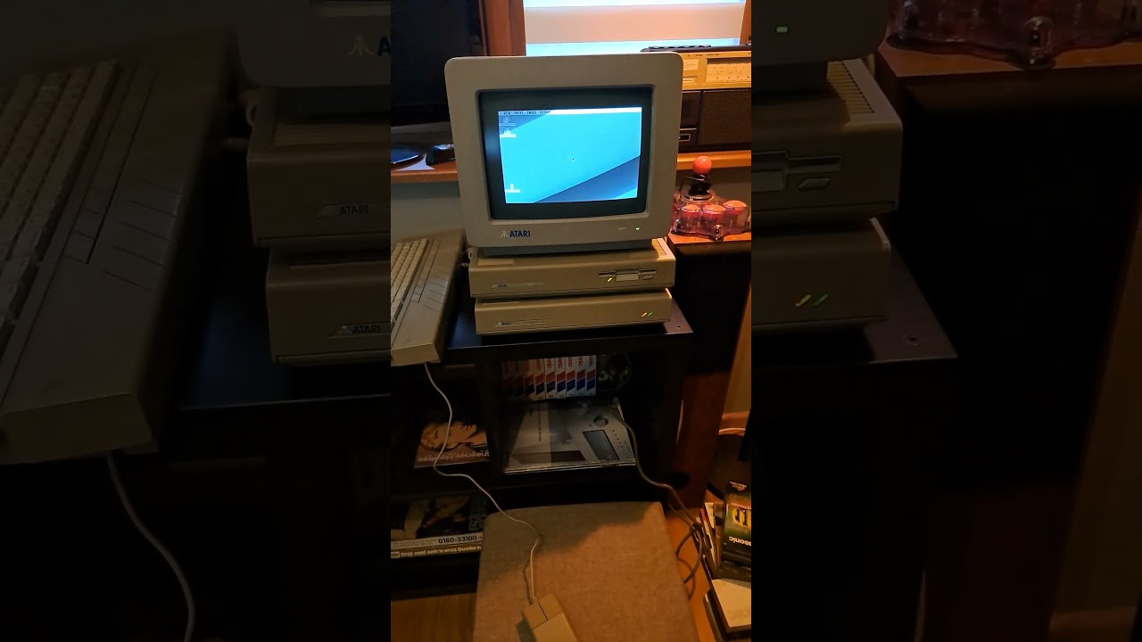 Atari Mega ST "plane engine is on" (booting)