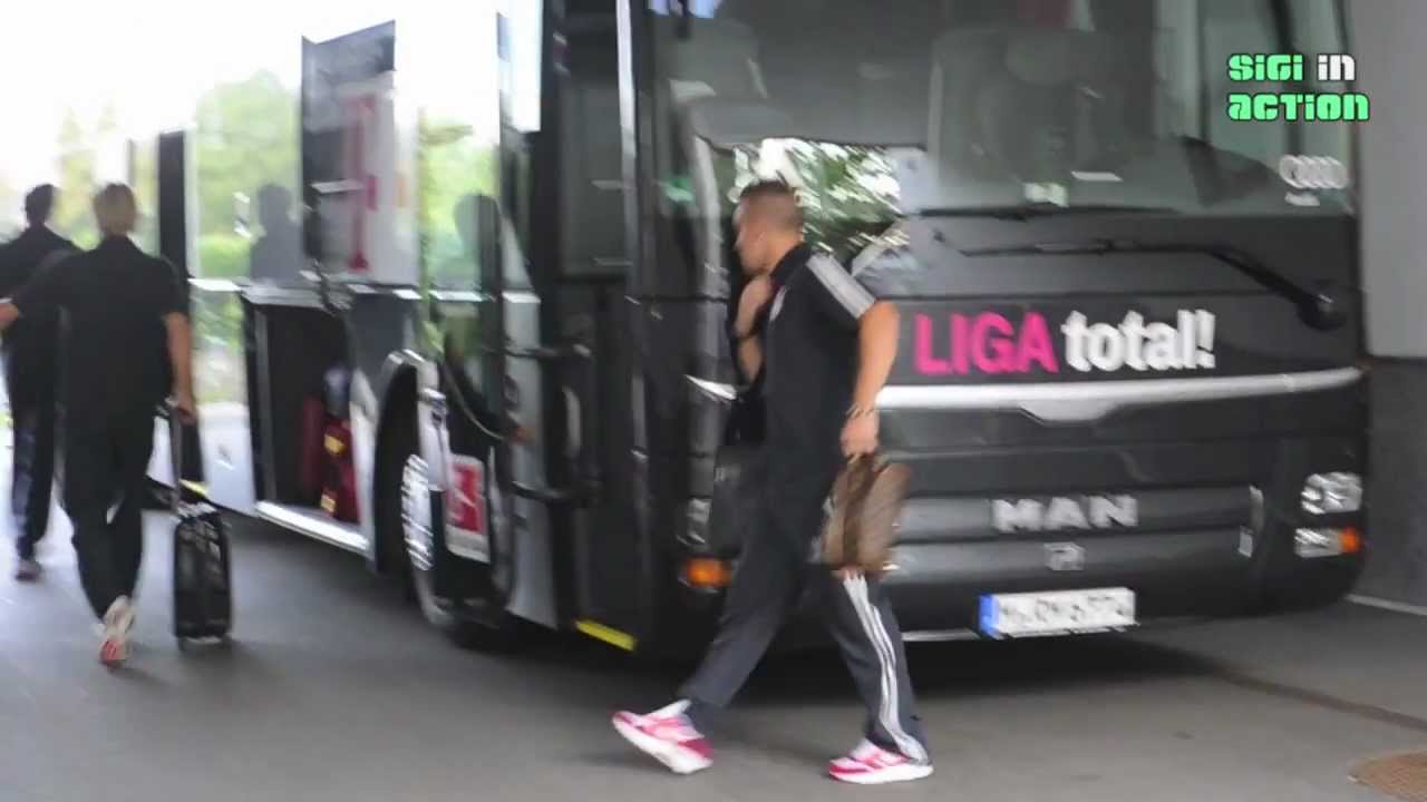 FC Bayern Abfahrt mit Mannschaftsbus am 18.09.2012 zum Champions League Auftakt vs FC Valencia