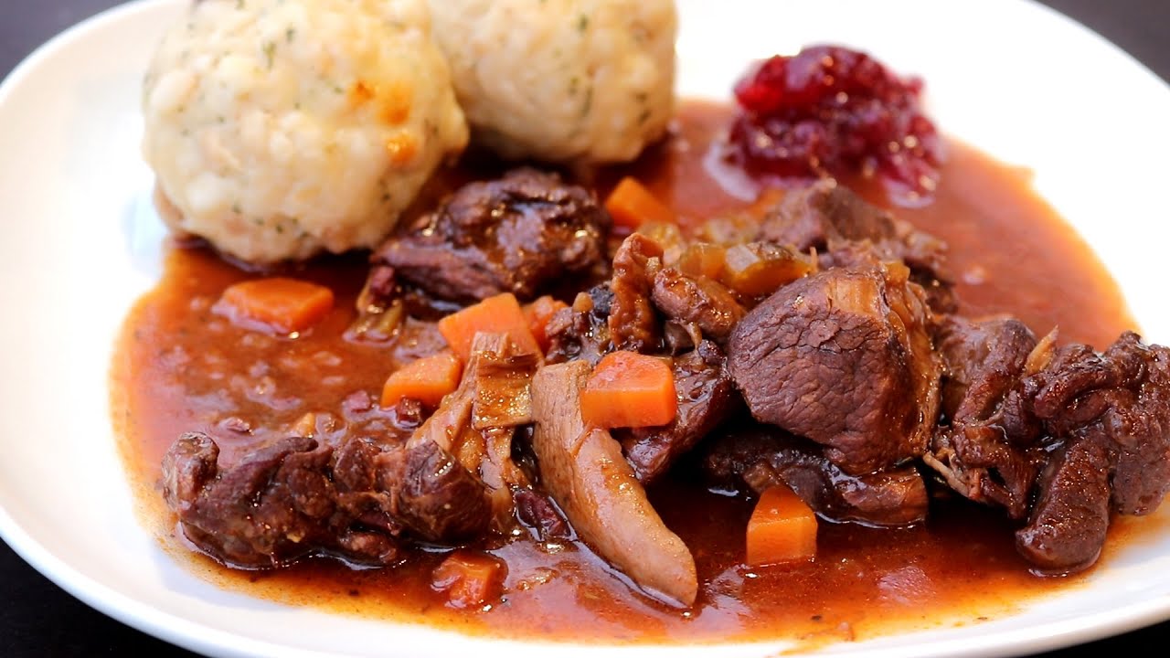 Rehragout, ein Festessen aus dem Dutch Oven.