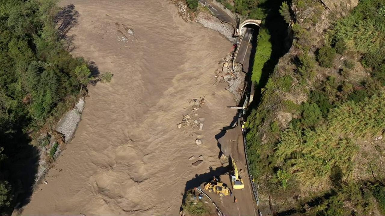 Maltempo in Liguria, crolla tratto della SS20: le immagini dal drone