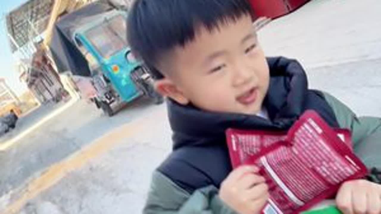 路虎只要一到周末就必须要去找四开奶奶！其实每次周末四开奶奶 都会等路虎吃饭，而且都是大餐！#你们家的孩子也是这样吗😂😂😂😄 #我家有个小吃货