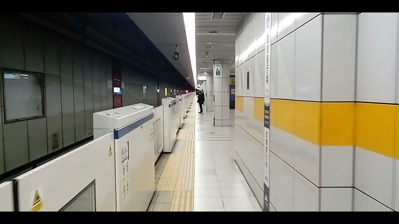 こくさい　てんじ　じょう　えきで１０７かいめの　こみけの　こうこくを　とったよ　その７３