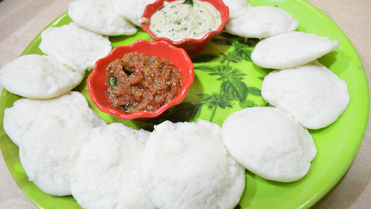 Idli | Coconut Chutney |Onion Chutney |  homemade Idli | Preparing Idli batter | Breakfast menu 4