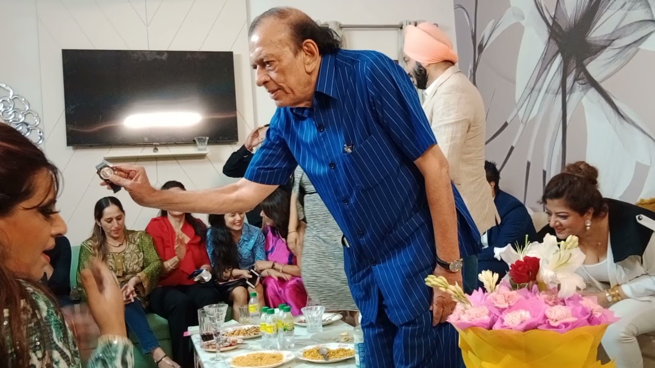 Great magician Jr. PC Sorcar at a party: Magic up close & personal