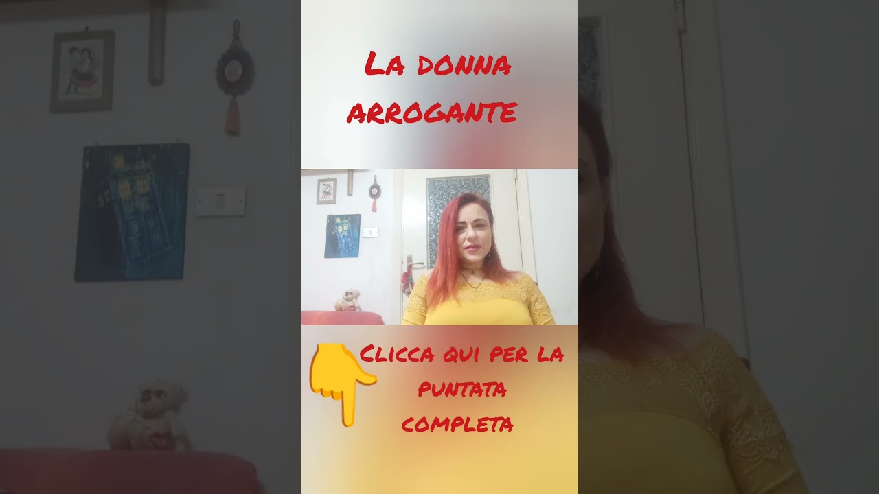 La donna arrogante che lavora verso la donna che non lavora