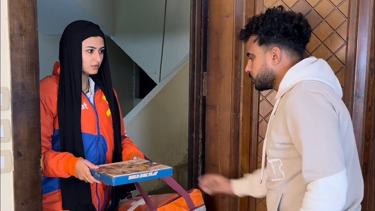 مليونير يفعل شي غريب مع عاملة دليفري وللأسف 😱