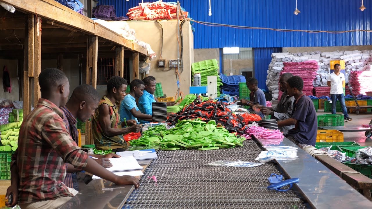 Malawi03：This chinese made the largest slipper factory in Malawi.